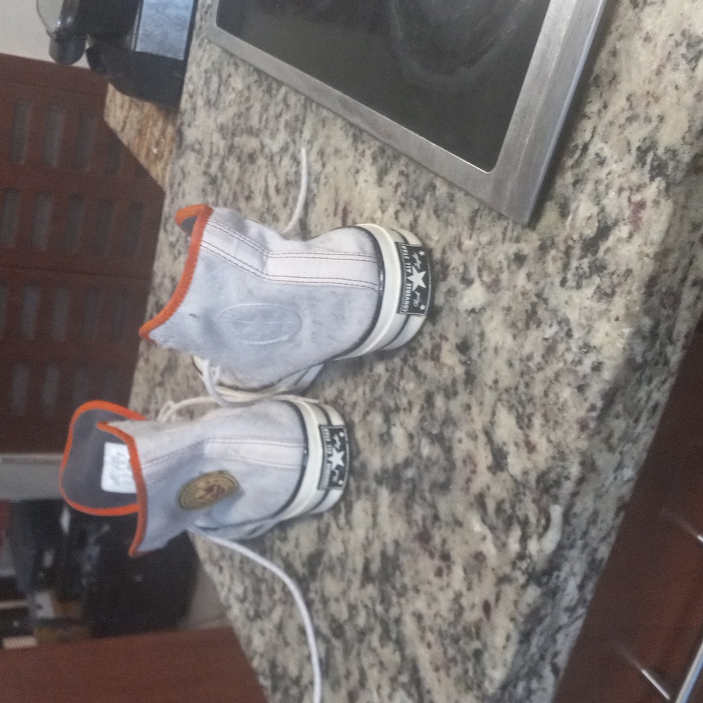 Converse - Picture 2 of 4